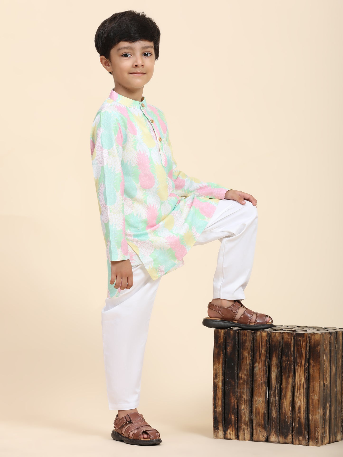 Pinapple Print Vestiario's Blend Linen Kurta Pajama Set